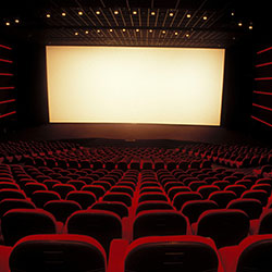 映画館で映画を見る